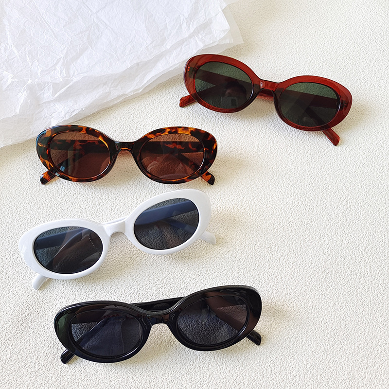 Street Fashion Brand - Kacamata Hitam Oval Kecil Vintage untuk